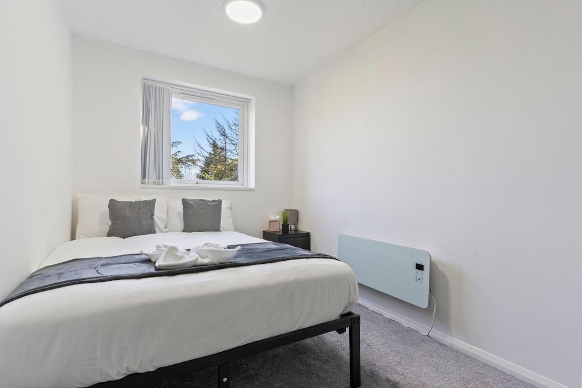 Apartment Simple 2 Bed In Selly Oak, Selly Park By Cadbury World - 5 Mins To Cadbury World, 5 Mins To Selly Manor Museum, 5 Mins To Edgbaston Stadium, 8 Mins To Queen Elizabeth Hospital, 6 Mins To Of - Free Parking & Wifi Birmingham