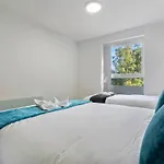 Simple 2 Bed Apt In Selly Oak, Selly Park By Cadbury World - 5 Mins To Cadbury World, 5 Mins To Selly Manor Museum, 5 Mins To Edgbaston Stadium, 8 Mins To Queen Elizabeth Hospital, 6 Mins To University Of Birmingham - Free Parking & Wifi