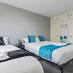 Simple 2 Bed Apt In Selly Oak, Selly Park By Cadbury World - 5 Mins To Cadbury World, 5 Mins To Selly Manor Museum, 5 Mins To Edgbaston Stadium, 8 Mins To Queen Elizabeth Hospital, 6 Mins To University Of Birmingham - Free Parking & Wifi