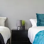 Simple 2 Bed Apt In Selly Oak, Selly Park By Cadbury World - 5 Mins To Cadbury World, 5 Mins To Selly Manor Museum, 5 Mins To Edgbaston Stadium, 8 Mins To Queen Elizabeth Hospital, 6 Mins To University Of Birmingham - Free Parking & Wifi