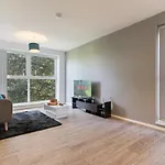 Simple 2 Bed Apt In Selly Oak, Selly Park By Cadbury World - 5 Mins To Cadbury World, 5 Mins To Selly Manor Museum, 5 Mins To Edgbaston Stadium, 8 Mins To Queen Elizabeth Hospital, 6 Mins To University Of Birmingham - Free Parking & Wifi