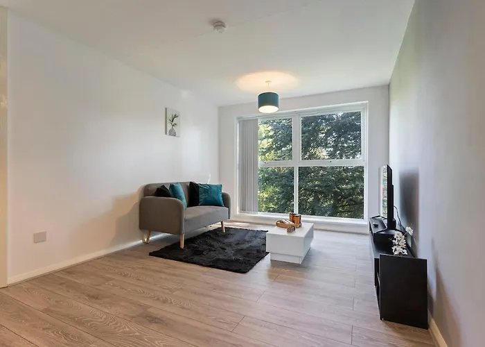 Simple 2 Bed Apt In Selly Oak, Selly Park By Cadbury World - 5 Mins To Cadbury World, 5 Mins To Selly Manor Museum, 5 Mins To Edgbaston Stadium, 8 Mins To Queen Elizabeth Hospital, 6 Mins To University Of Birmingham - Free Parking & Wifi
