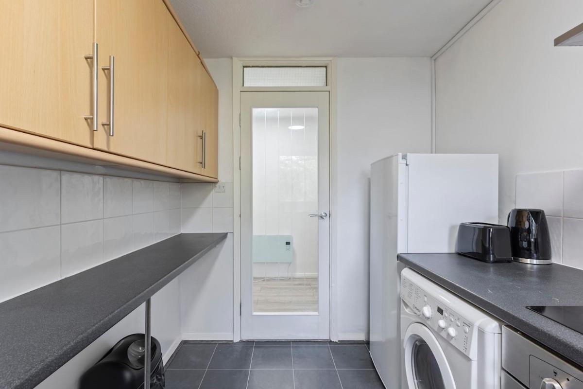 Simple 2 Bed In Selly Oak, Selly Park By Cadbury World - 5 Mins To Cadbury World, 5 Mins To Selly Manor Museum, 5 Mins To Edgbaston Stadium, 8 Mins To Queen Elizabeth Hospital, 6 Mins To Of - Free Parking & Wifi Apartment *