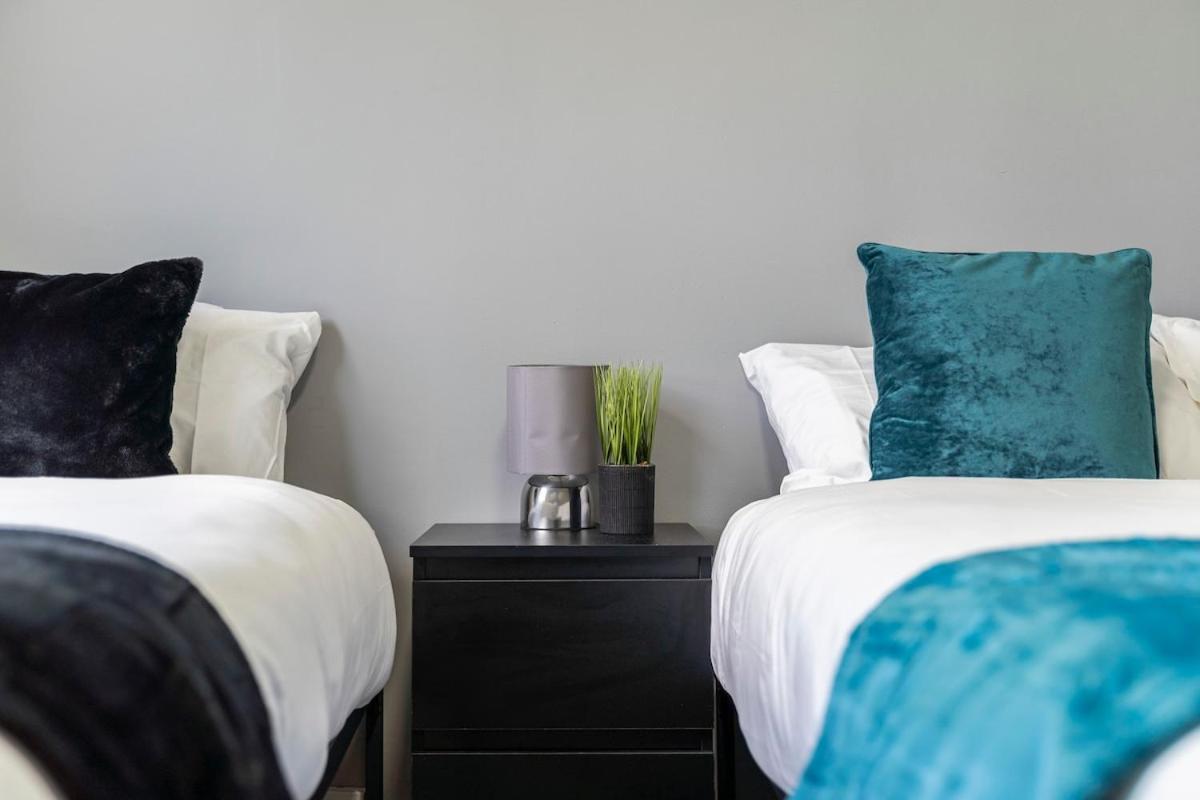 Simple 2 Bed In Selly Oak, Selly Park By Cadbury World - 5 Mins To Cadbury World, 5 Mins To Selly Manor Museum, 5 Mins To Edgbaston Stadium, 8 Mins To Queen Elizabeth Hospital, 6 Mins To Of - Free Parking & Wifi