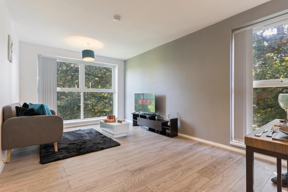 Simple 2 Bed In Selly Oak, Selly Park By Cadbury World - 5 Mins To Cadbury World, 5 Mins To Selly Manor Museum, 5 Mins To Edgbaston Stadium, 8 Mins To Queen Elizabeth Hospital, 6 Mins To Of - Free Parking & Wifi Apartment