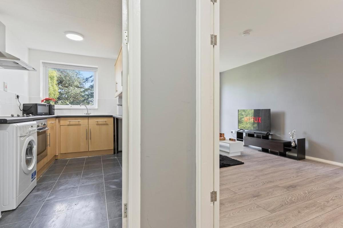 Apartment Simple 2 Bed In Selly Oak, Selly Park By Cadbury World - 5 Mins To Cadbury World, 5 Mins To Selly Manor Museum, 5 Mins To Edgbaston Stadium, 8 Mins To Queen Elizabeth Hospital, 6 Mins To Of - Free Parking & Wifi