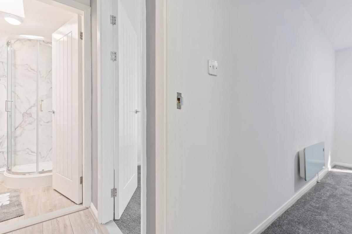 Apartment Simple 2 Bed In Selly Oak, Selly Park By Cadbury World - 5 Mins To Cadbury World, 5 Mins To Selly Manor Museum, 5 Mins To Edgbaston Stadium, 8 Mins To Queen Elizabeth Hospital, 6 Mins To Of - Free Parking & Wifi *