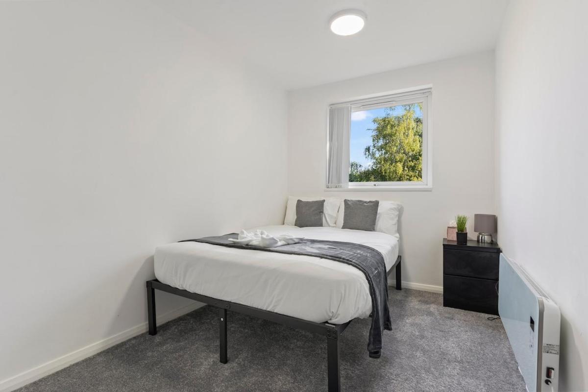 Apartment Simple 2 Bed In Selly Oak, Selly Park By Cadbury World - 5 Mins To Cadbury World, 5 Mins To Selly Manor Museum, 5 Mins To Edgbaston Stadium, 8 Mins To Queen Elizabeth Hospital, 6 Mins To Of - Free Parking & Wifi Birmingham