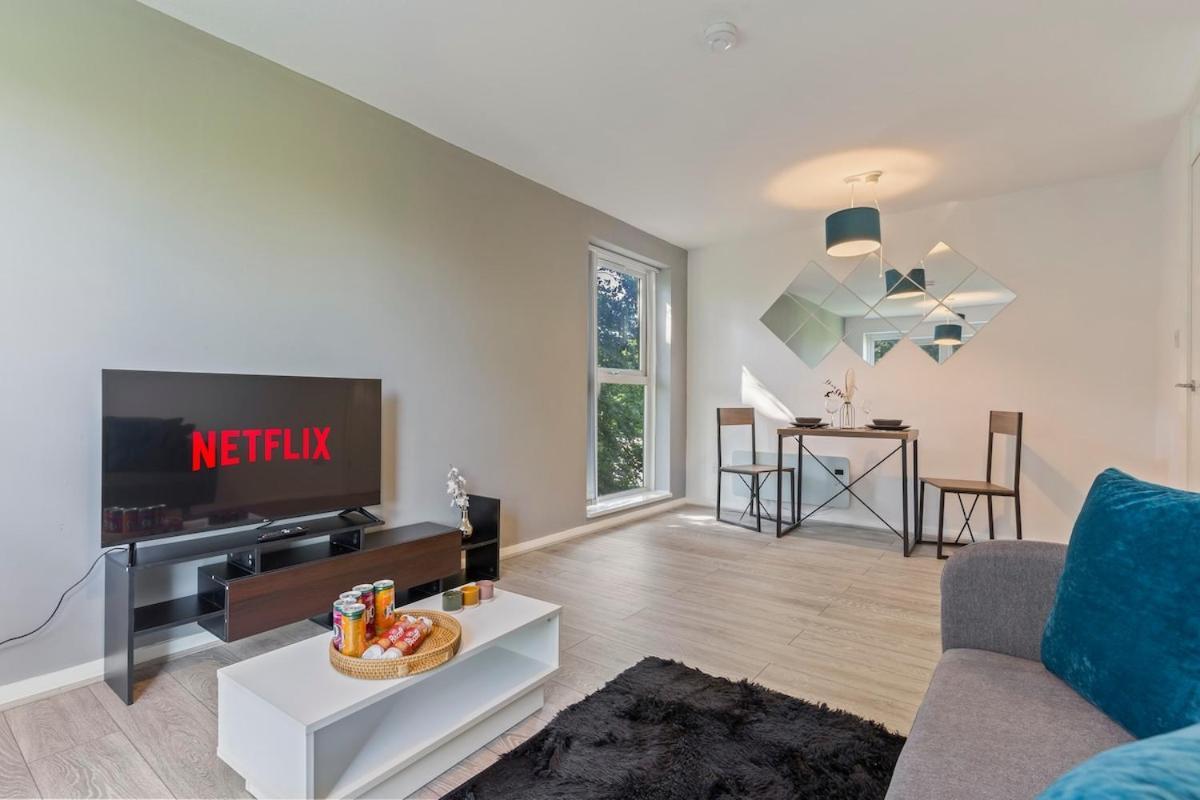 Simple 2 Bed In Selly Oak, Selly Park By Cadbury World - 5 Mins To Cadbury World, 5 Mins To Selly Manor Museum, 5 Mins To Edgbaston Stadium, 8 Mins To Queen Elizabeth Hospital, 6 Mins To Of - Free Parking & Wifi