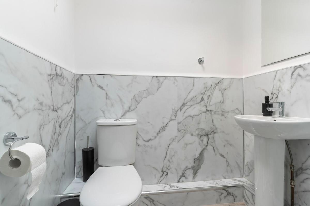 Simple 2 Bed In Selly Oak, Selly Park By Cadbury World - 5 Mins To Cadbury World, 5 Mins To Selly Manor Museum, 5 Mins To Edgbaston Stadium, 8 Mins To Queen Elizabeth Hospital, 6 Mins To Of - Free Parking & Wifi Apartment