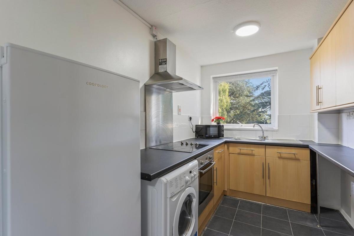 Apartment Simple 2 Bed In Selly Oak, Selly Park By Cadbury World - 5 Mins To Cadbury World, 5 Mins To Selly Manor Museum, 5 Mins To Edgbaston Stadium, 8 Mins To Queen Elizabeth Hospital, 6 Mins To Of - Free Parking & Wifi