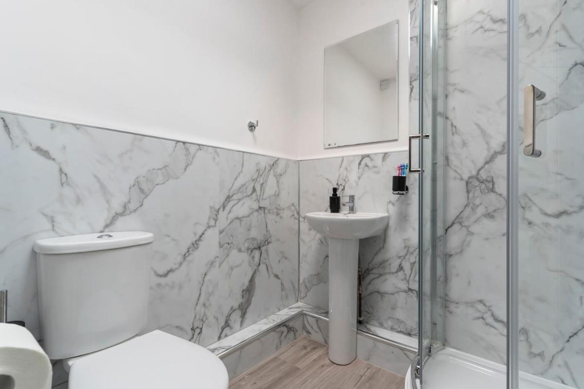 Simple 2 Bed In Selly Oak, Selly Park By Cadbury World - 5 Mins To Cadbury World, 5 Mins To Selly Manor Museum, 5 Mins To Edgbaston Stadium, 8 Mins To Queen Elizabeth Hospital, 6 Mins To Of - Free Parking & Wifi Apartment *
