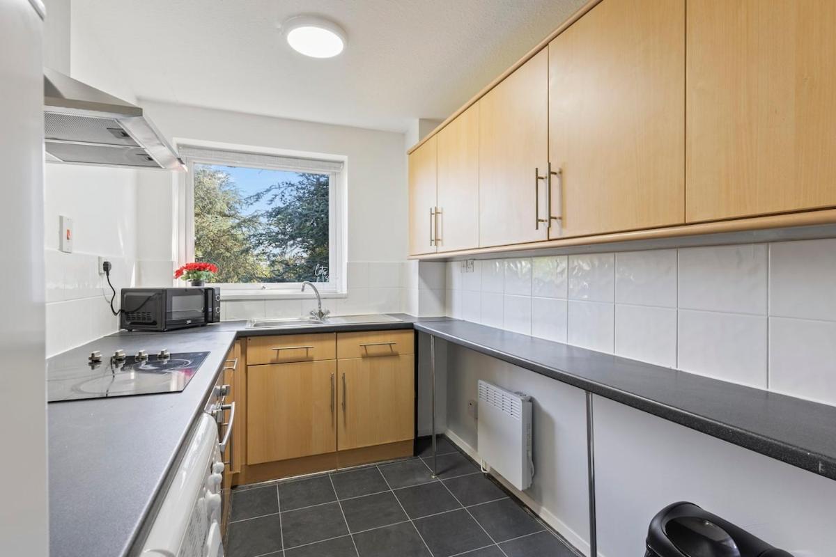 Apartment Simple 2 Bed In Selly Oak, Selly Park By Cadbury World - 5 Mins To Cadbury World, 5 Mins To Selly Manor Museum, 5 Mins To Edgbaston Stadium, 8 Mins To Queen Elizabeth Hospital, 6 Mins To Of - Free Parking & Wifi Birmingham