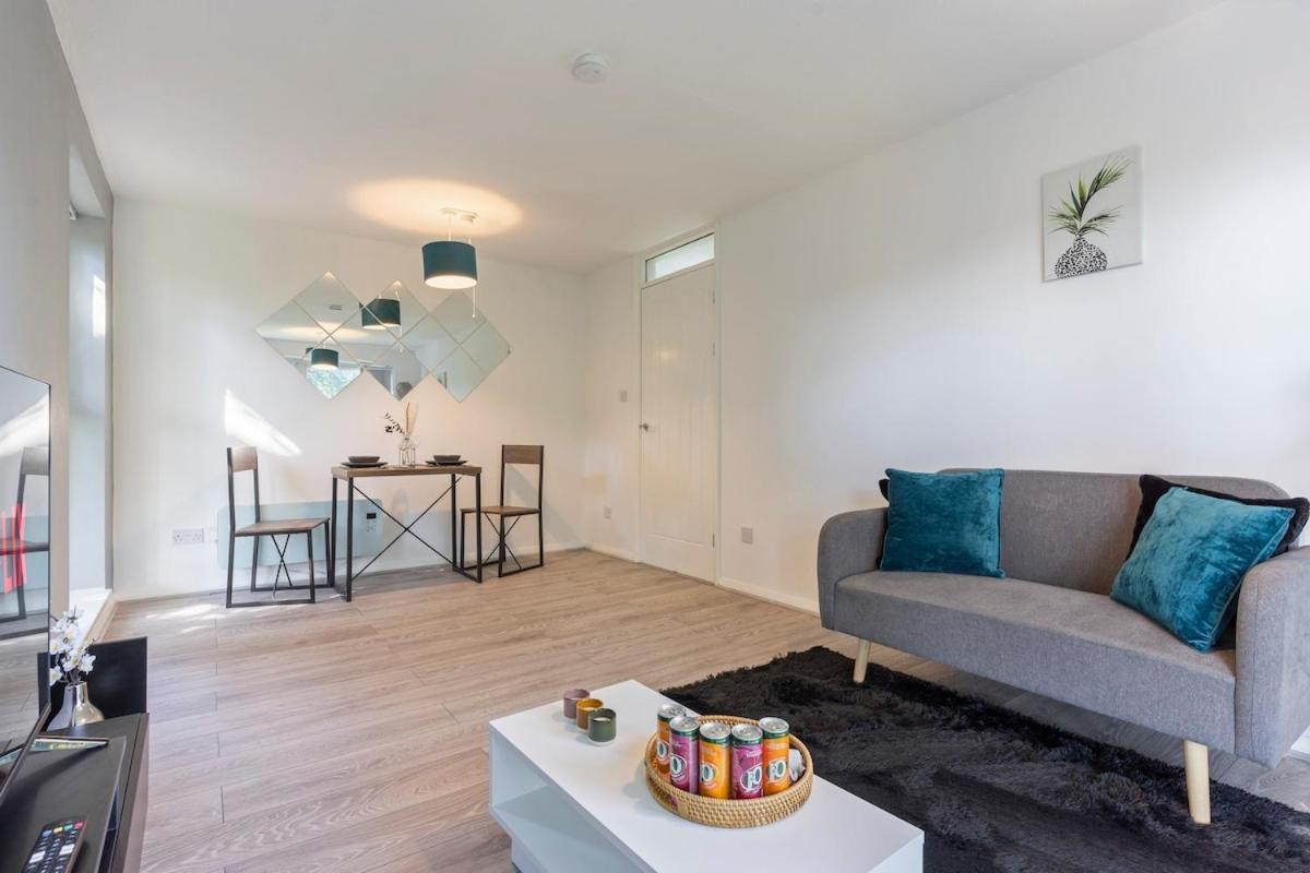 Simple 2 Bed In Selly Oak, Selly Park By Cadbury World - 5 Mins To Cadbury World, 5 Mins To Selly Manor Museum, 5 Mins To Edgbaston Stadium, 8 Mins To Queen Elizabeth Hospital, 6 Mins To Of - Free Parking & Wifi *