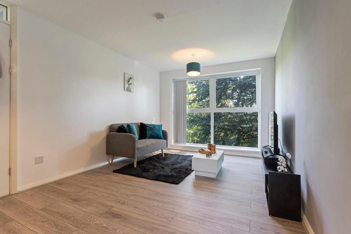 Simple 2 Bed In Selly Oak, Selly Park By Cadbury World - 5 Mins To Cadbury World, 5 Mins To Selly Manor Museum, 5 Mins To Edgbaston Stadium, 8 Mins To Queen Elizabeth Hospital, 6 Mins To Of - Free Parking & Wifi Birmingham